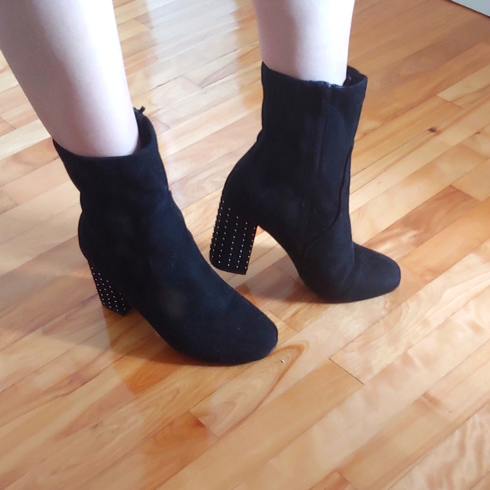 High heels studded booties
